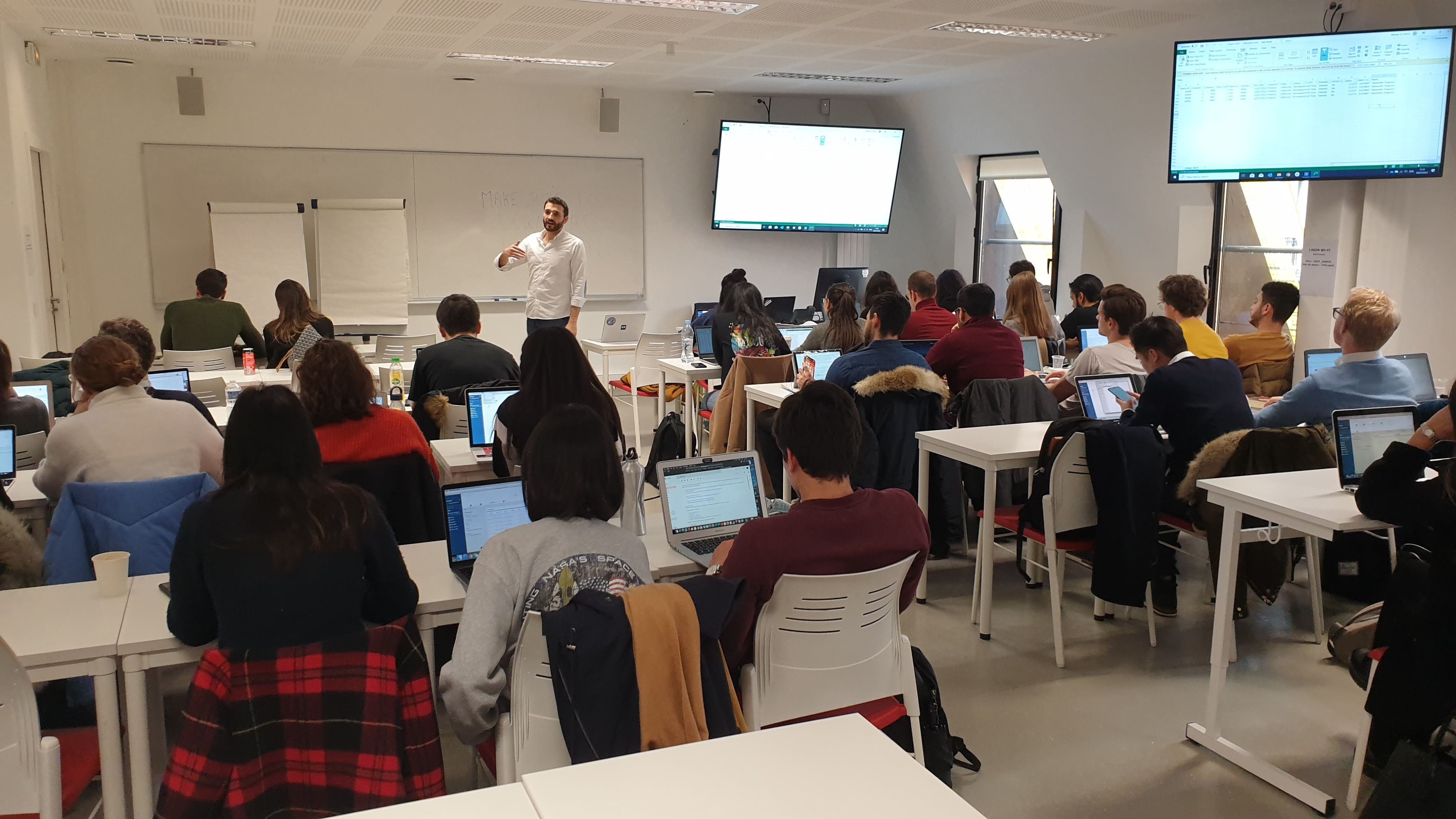 LAB32 TRAINS STUDENTS OF THE BIG DATA MSC FROM ESCP TO DATAVIZ